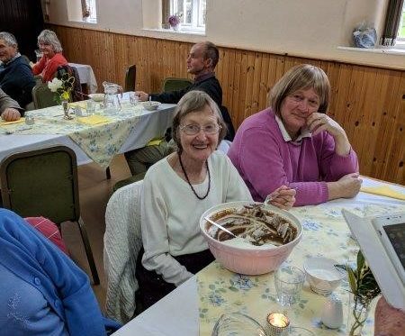 Pryd o fwyd gyda cyfeillion yn yr eglwys