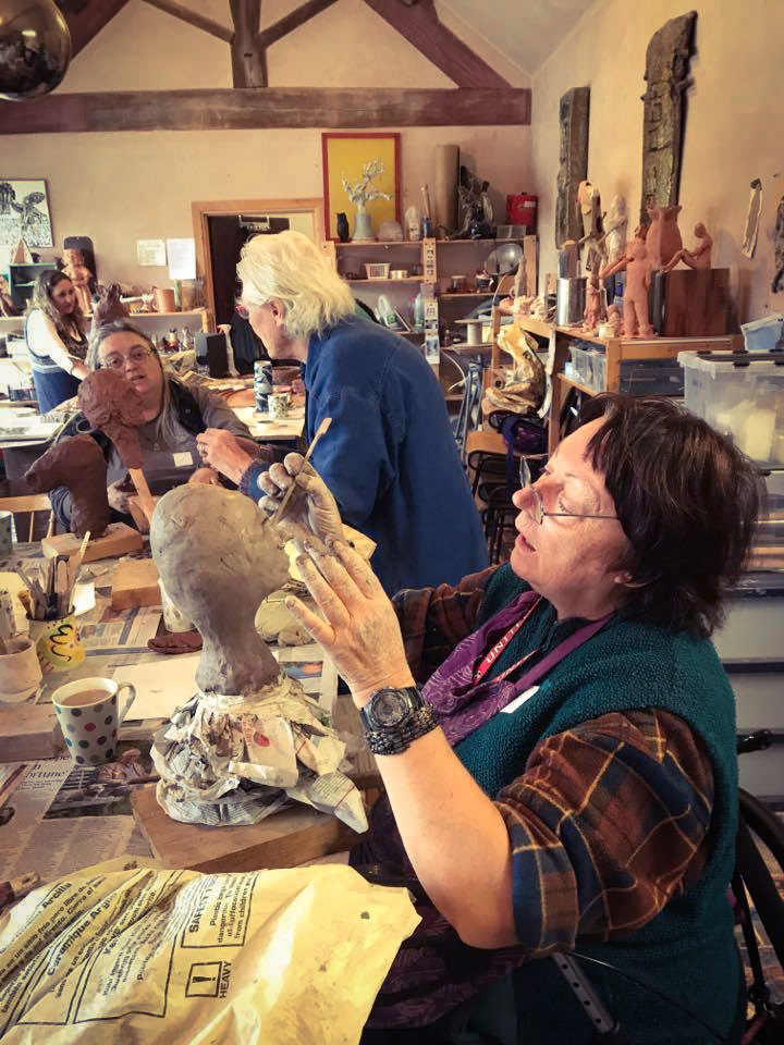 Darganfod cyfeillgarwch drwy gelf