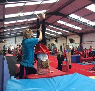 Help llaw i 400 o fabolgampwyr