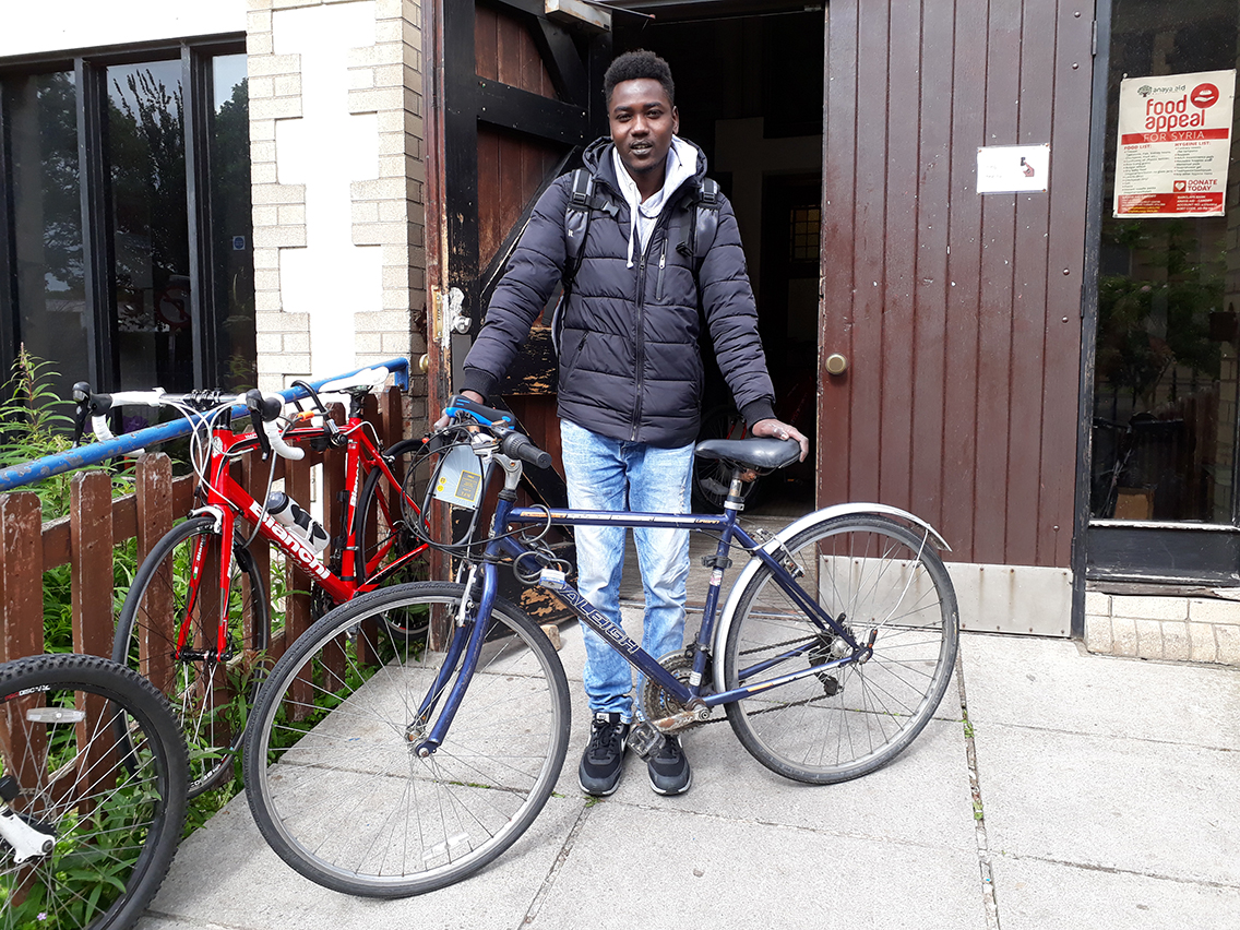 Helpu ffoaduriaid a cheiswyr lloches i deimlo’n gartrefol