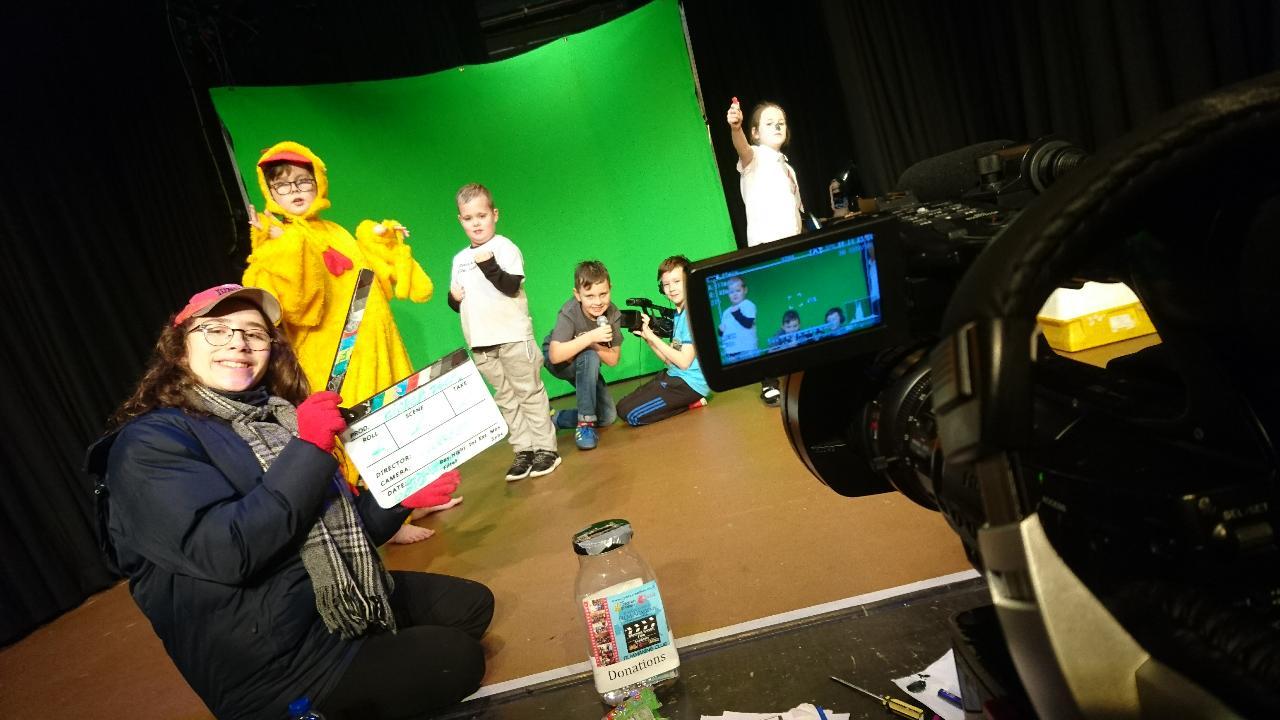 Defnyddio gwneud ffilmiau i adeiladu hyder mewn pobl ifanc