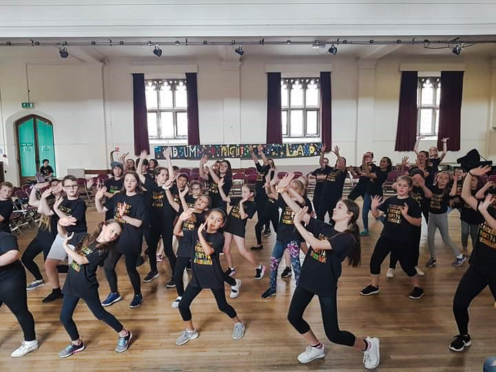 Cynnig llwyfan i bobl ifanc