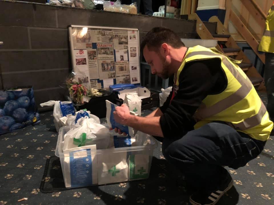 Dod ynghyd i helpu cymunedau lleol