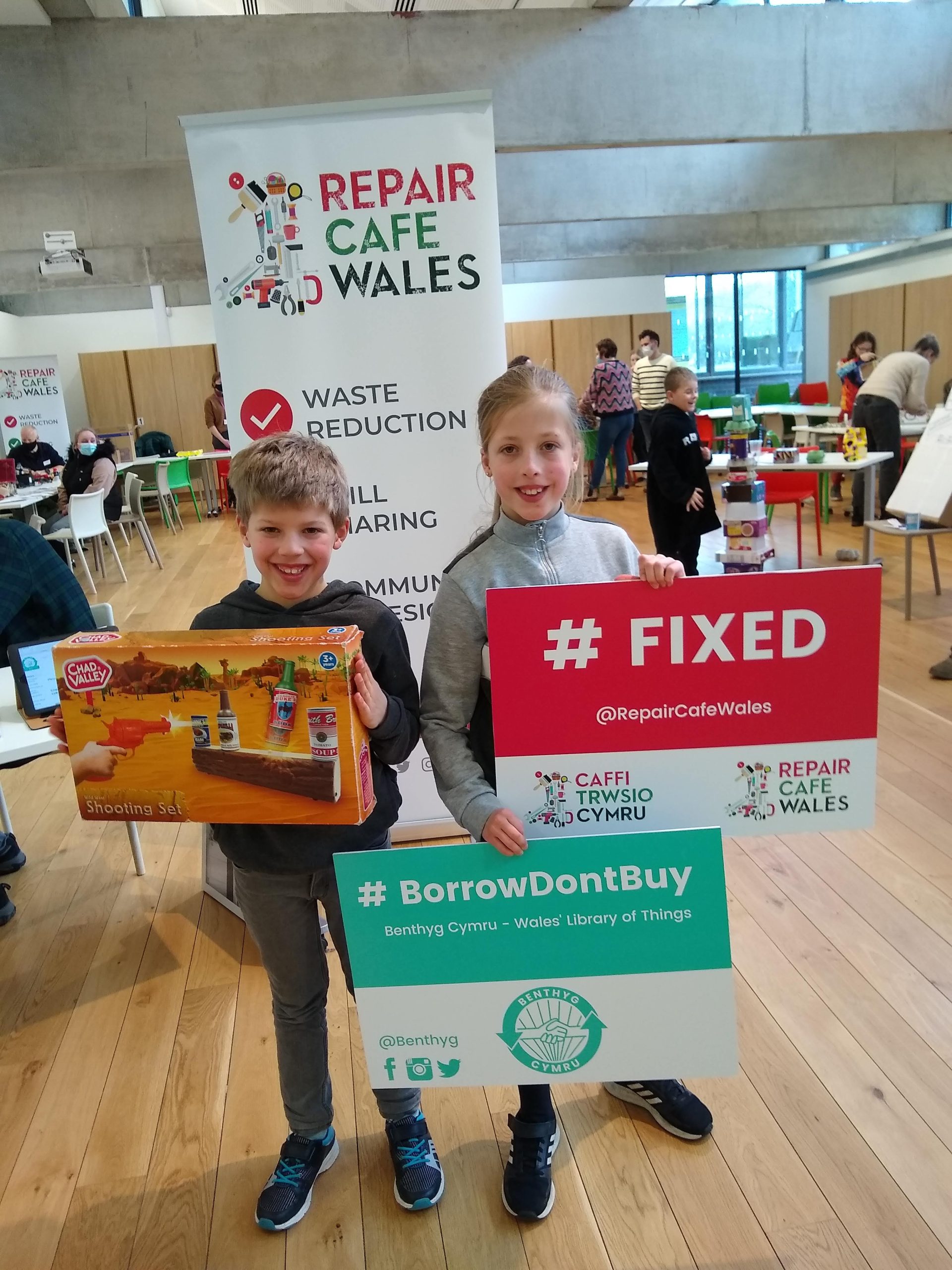 Rhannu a thrwsio er mwyn adeiladu cymuned fwy cynaliadwy