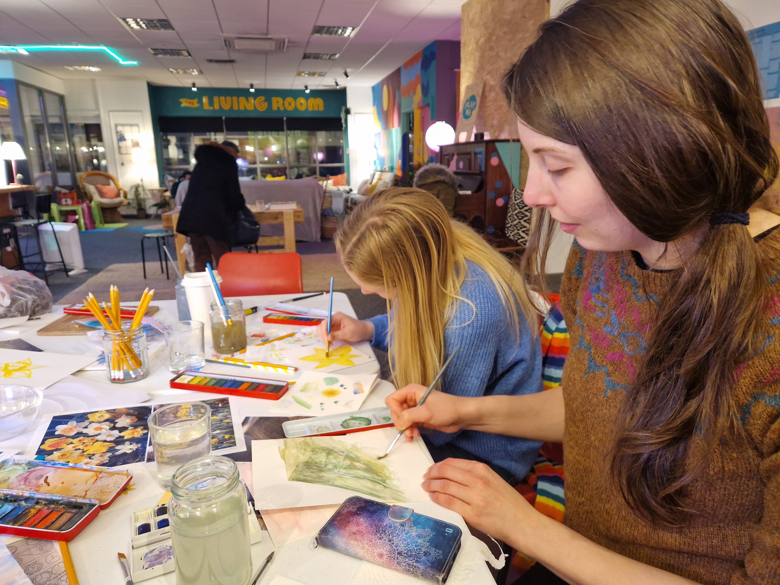 Lle i fod yn greadigol a chwrdd â phobl newydd