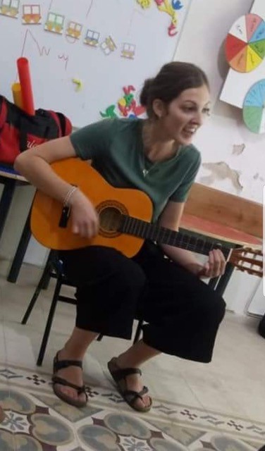 Helpu eraill trwy gerddoriaeth