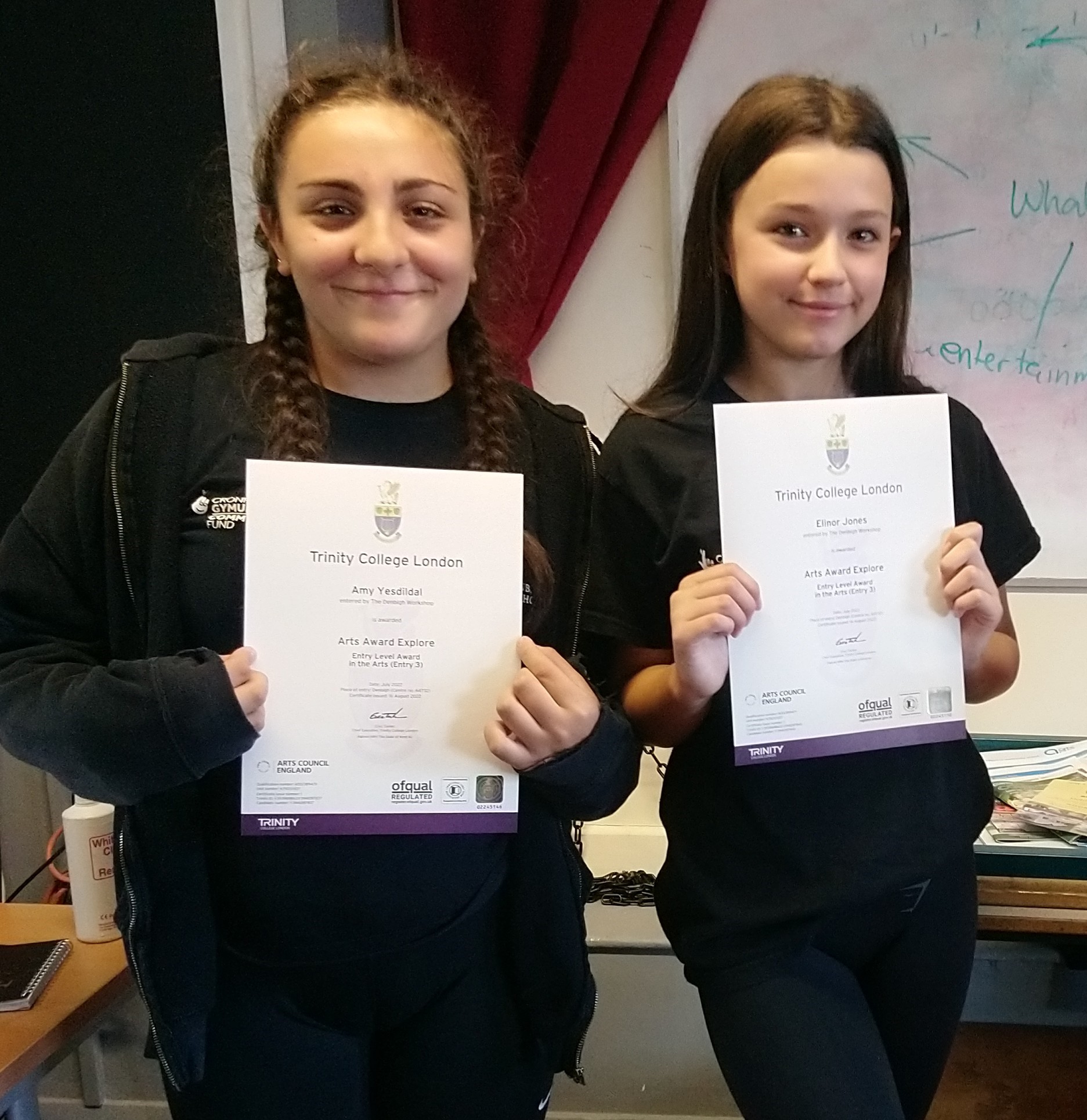 Sesiynau drama yn meithrin hyder yn Ninbych